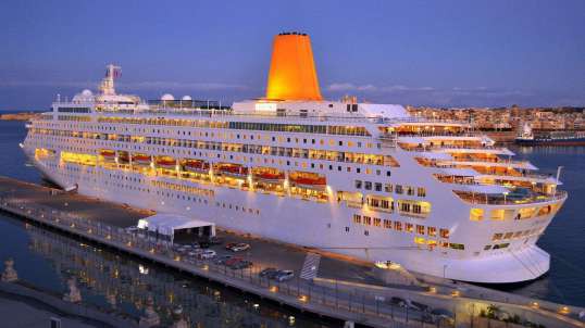 航拍振华轮轮靠港 振华岸吊生意遍布全球